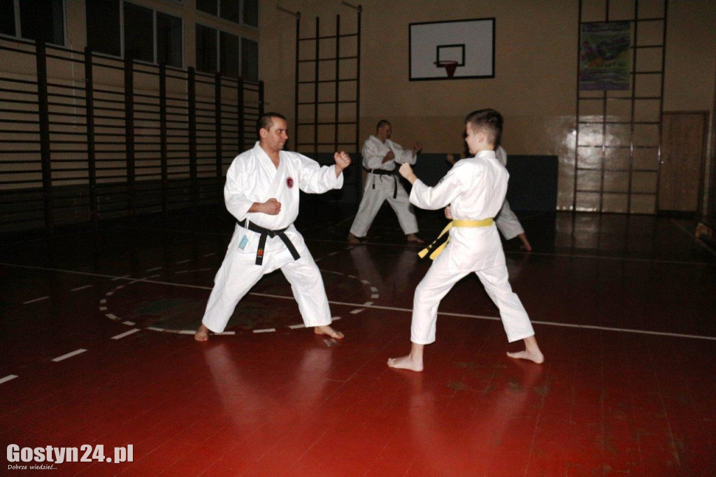 Trening karateków w całkowitych ciemnościach