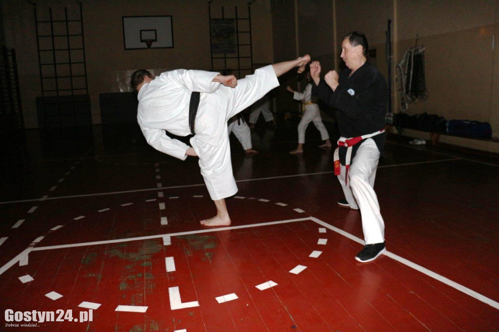 Trening karateków w całkowitych ciemnościach