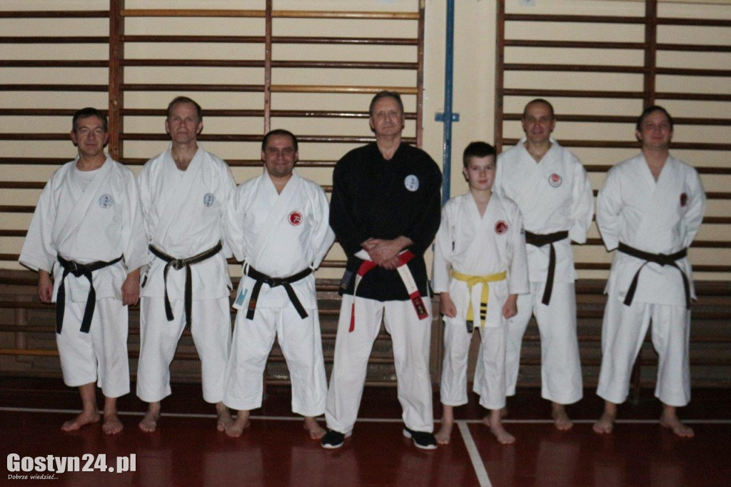 Trening karateków w całkowitych ciemnościach