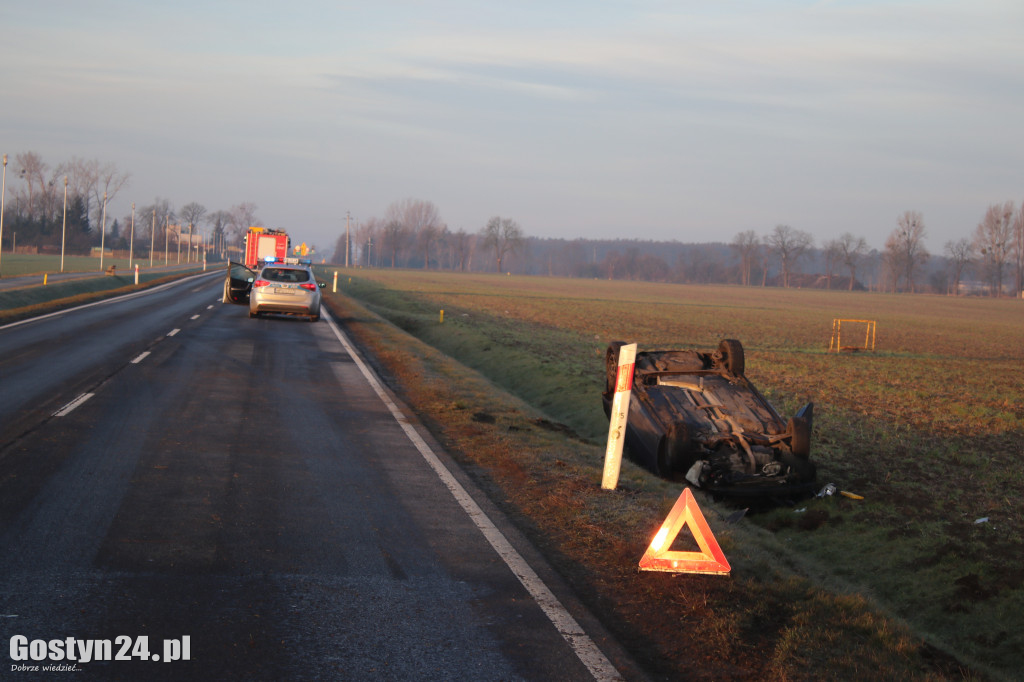 Dachowanie w rowie na trasie Gostyń-Gola