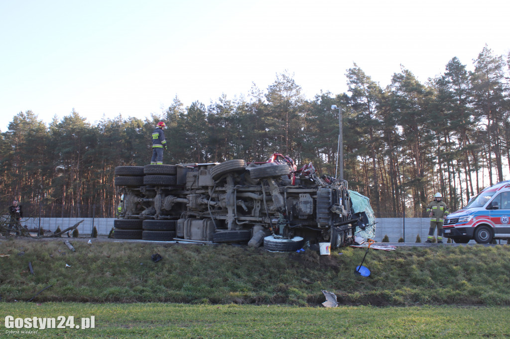 Wypadek ciężarówki w miejscowości Śmiłowo