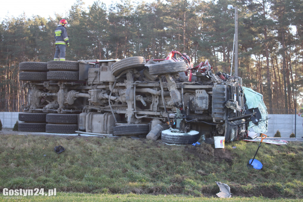 Wypadek ciężarówki w miejscowości Śmiłowo