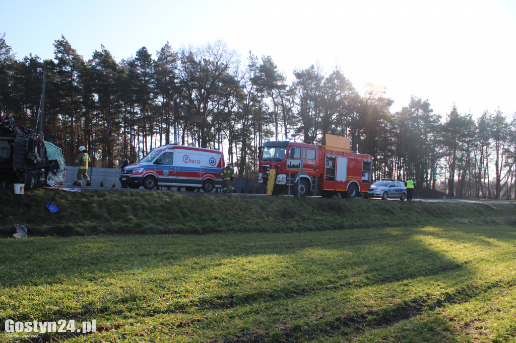 Wypadek ciężarówki w miejscowości Śmiłowo