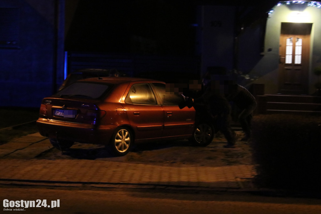 Samochód osobowy uderzył w schody budynku