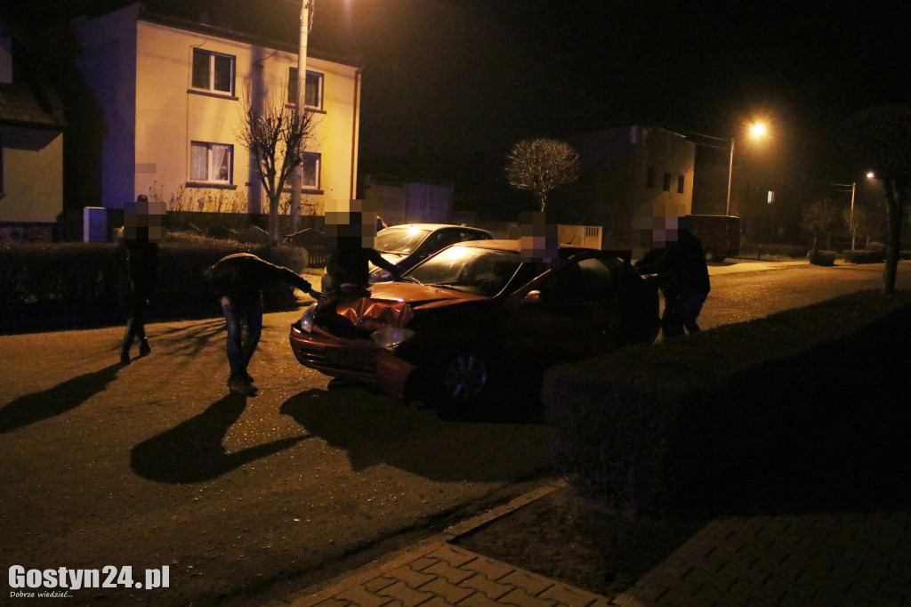 Samochód osobowy uderzył w schody budynku