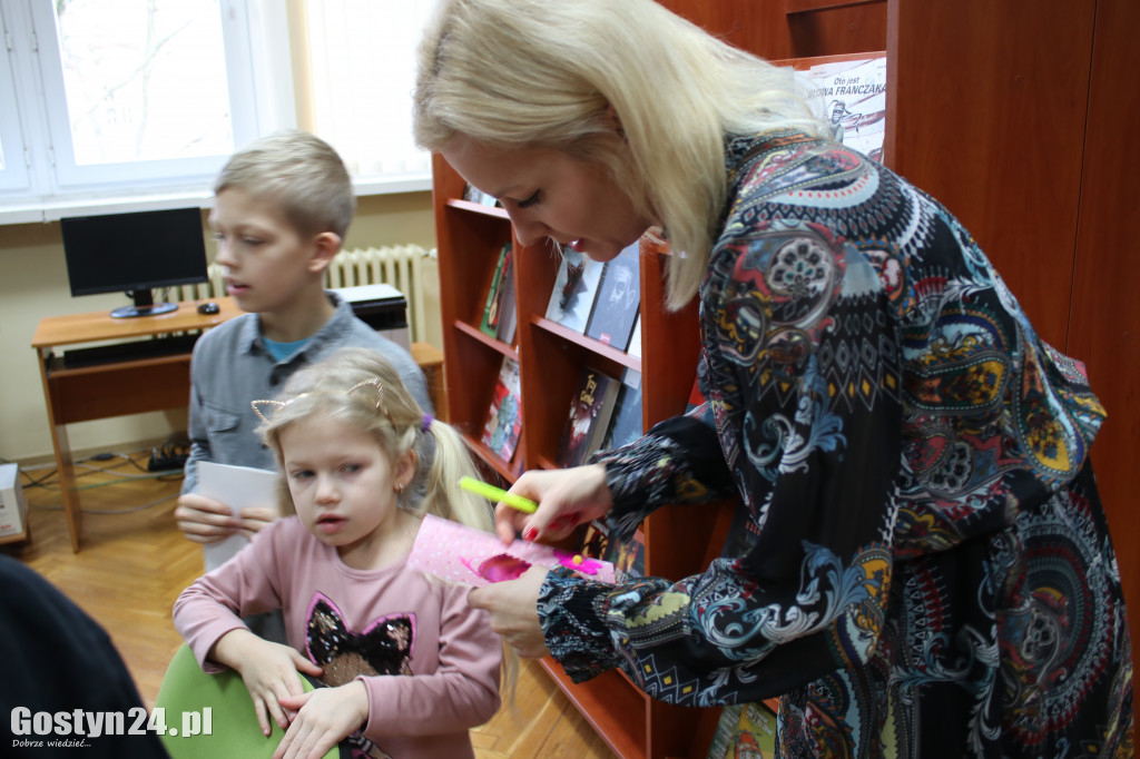 Warsztaty z wykonywania laurek w BPMiG Gostyń
