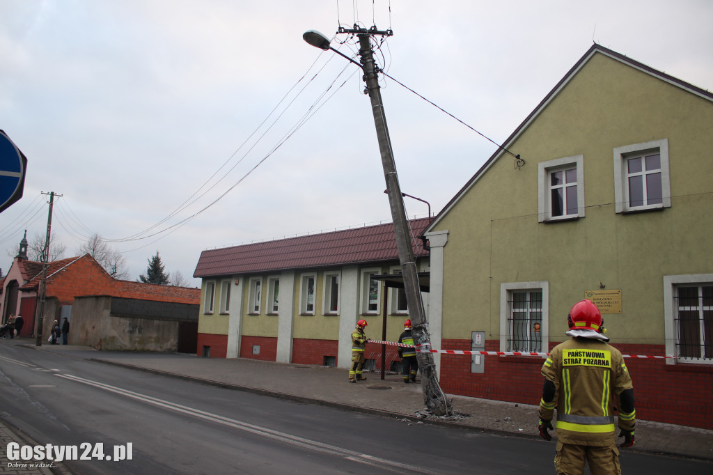 Kolizja ciężarówki ze słupem w Piaskach