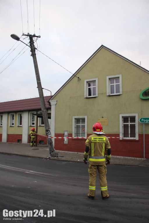 Kolizja ciężarówki ze słupem w Piaskach