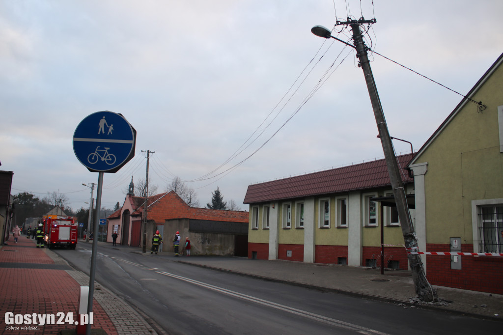 Kolizja ciężarówki ze słupem w Piaskach