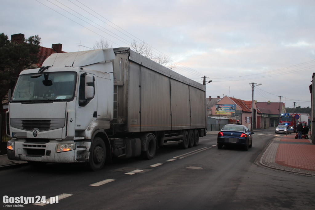 Kolizja ciężarówki ze słupem w Piaskach