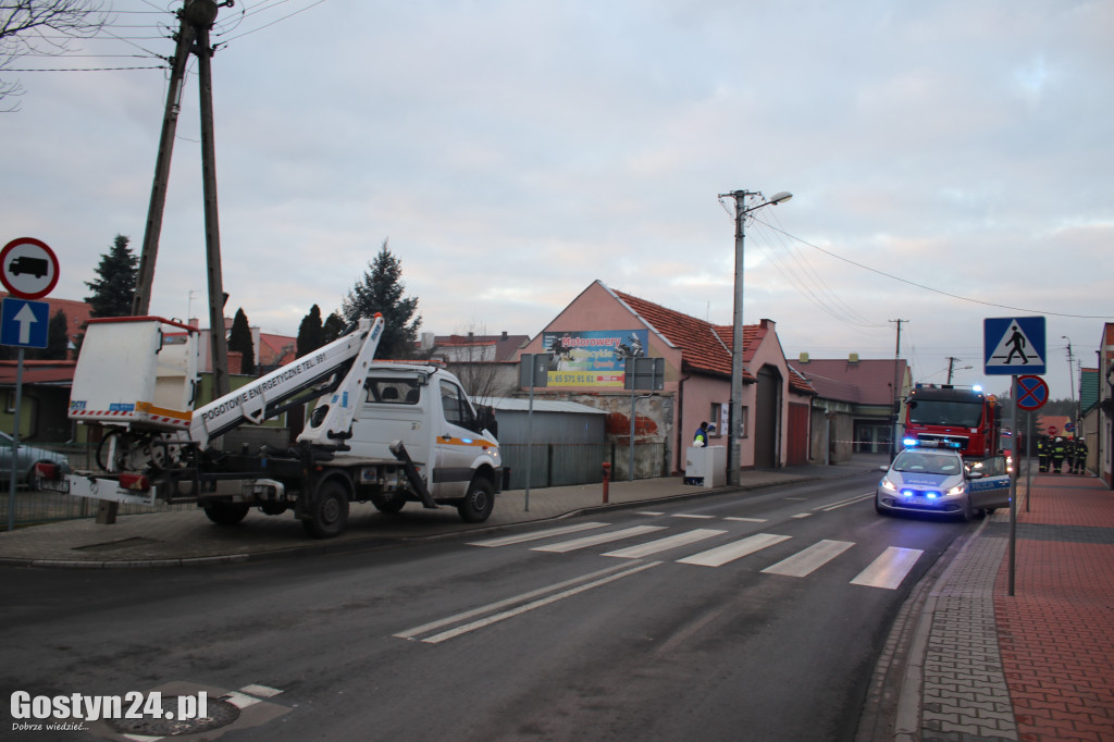 Kolizja ciężarówki ze słupem w Piaskach
