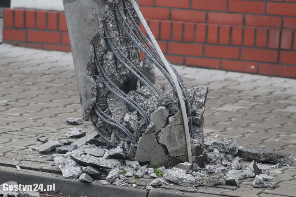 Kolizja ciężarówki ze słupem w Piaskach