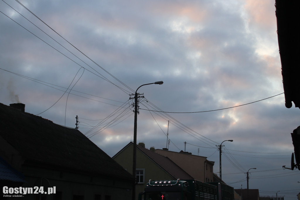 Kolizja ciężarówki ze słupem w Piaskach