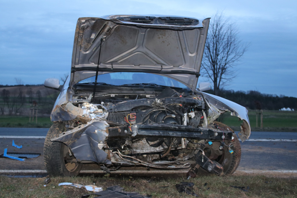 Samochód uderzył w skarpę na trasie Gostyń-Kunowo