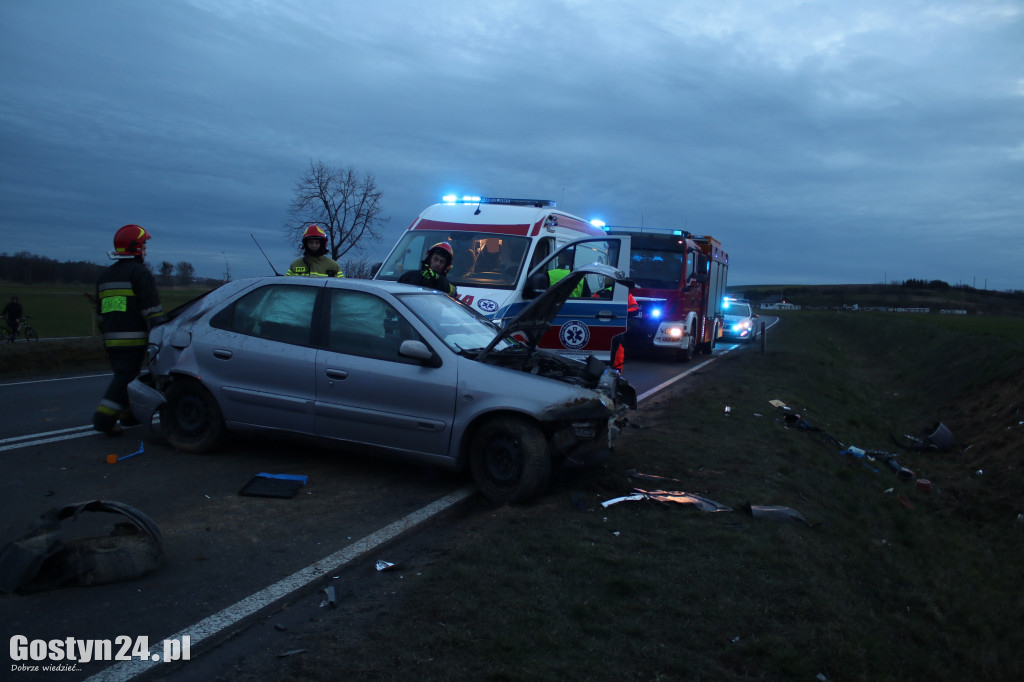 Samochód uderzył w skarpę na trasie Gostyń-Kunowo