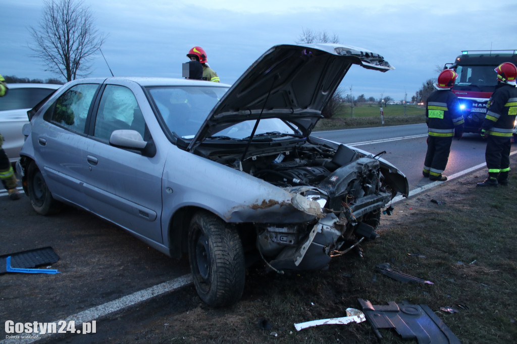 Samochód uderzył w skarpę na trasie Gostyń-Kunowo