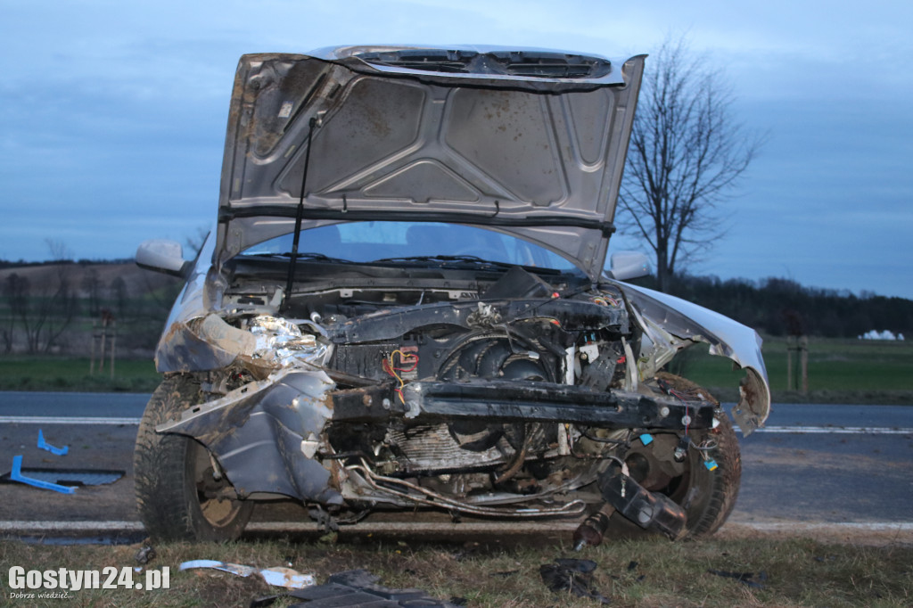 Samochód uderzył w skarpę na trasie Gostyń-Kunowo