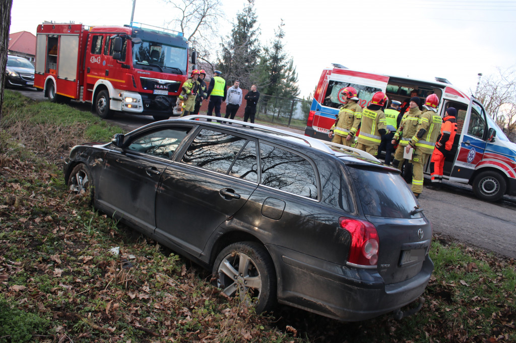 Toyota wjechała do rowu w Krajewicach