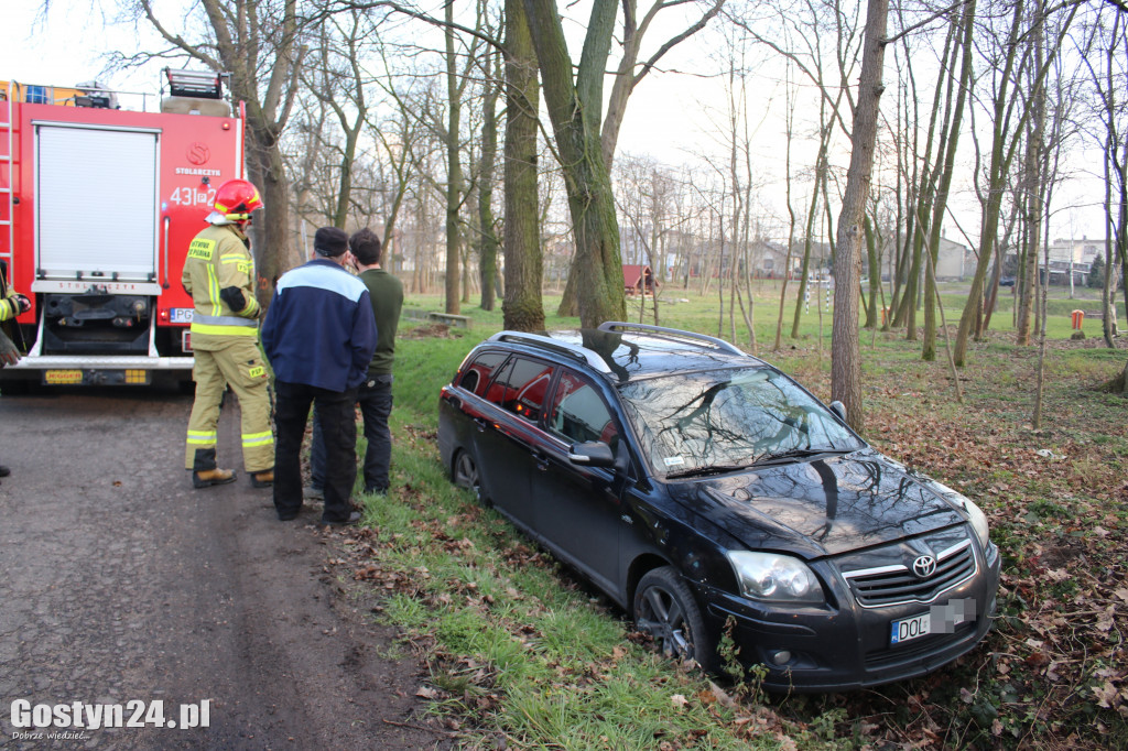 Toyota wjechała do rowu w Krajewicach
