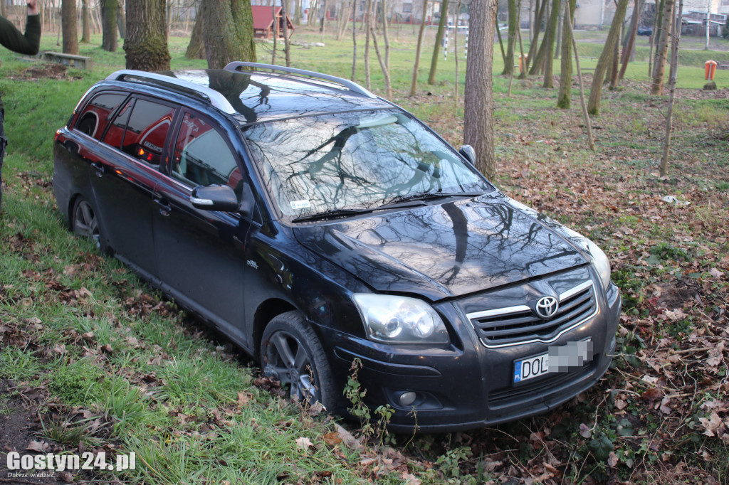 Toyota wjechała do rowu w Krajewicach