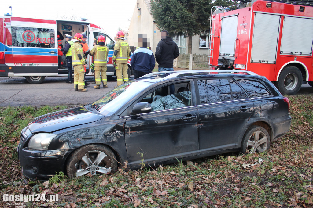 Toyota wjechała do rowu w Krajewicach