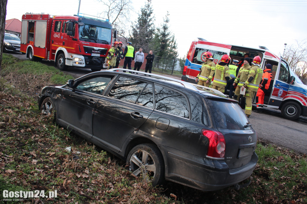 Toyota wjechała do rowu w Krajewicach