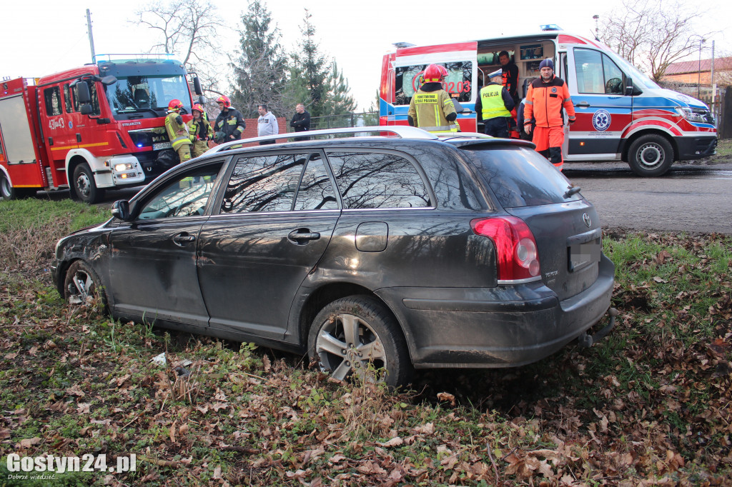 Toyota wjechała do rowu w Krajewicach