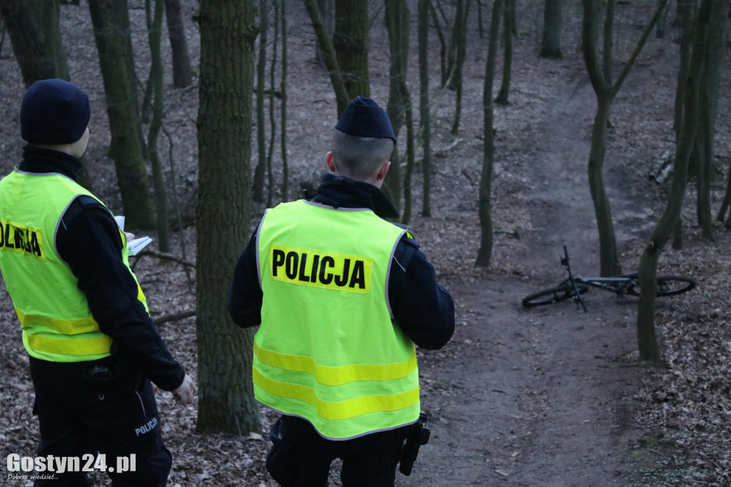 Wypadek nastolatka w lesie w Klonach