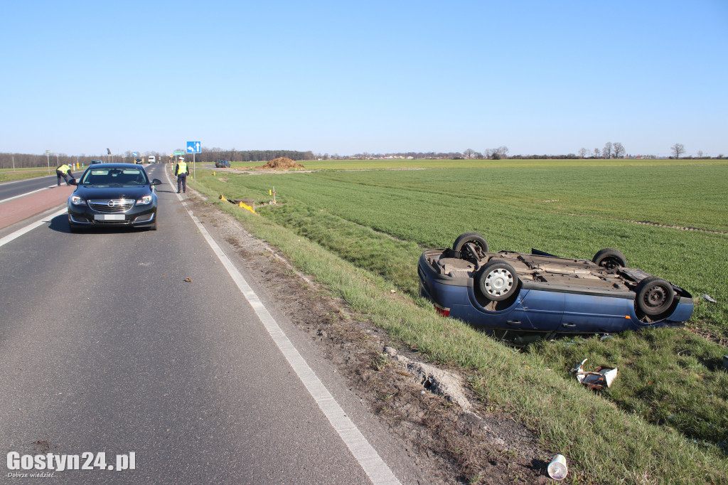 Samochód dachował w rowie na krajowej 12