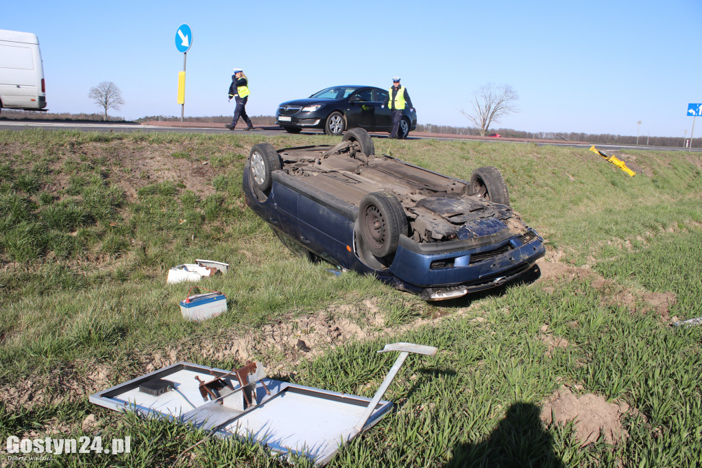 Samochód dachował w rowie na krajowej 12