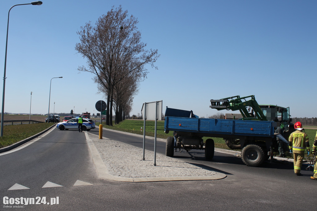 Przewrócona przyczepa i zbiorniki z melasą na rondzie