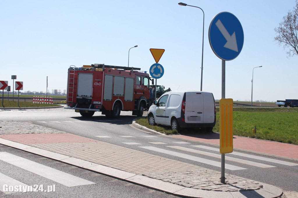 Przewrócona przyczepa i zbiorniki z melasą na rondzie
