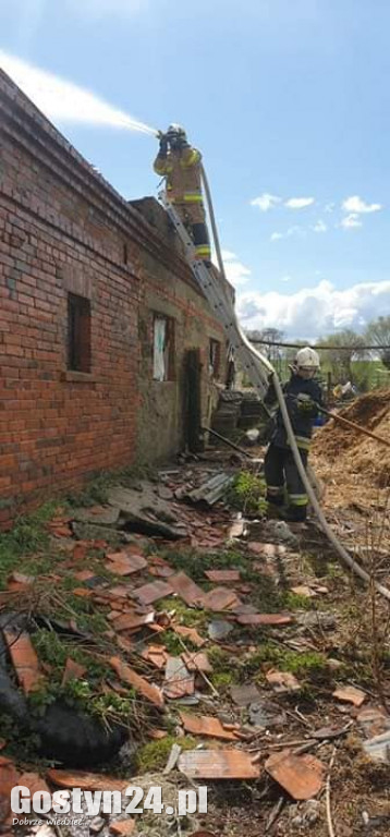 Pożar dachu budynku w Lubiatowie