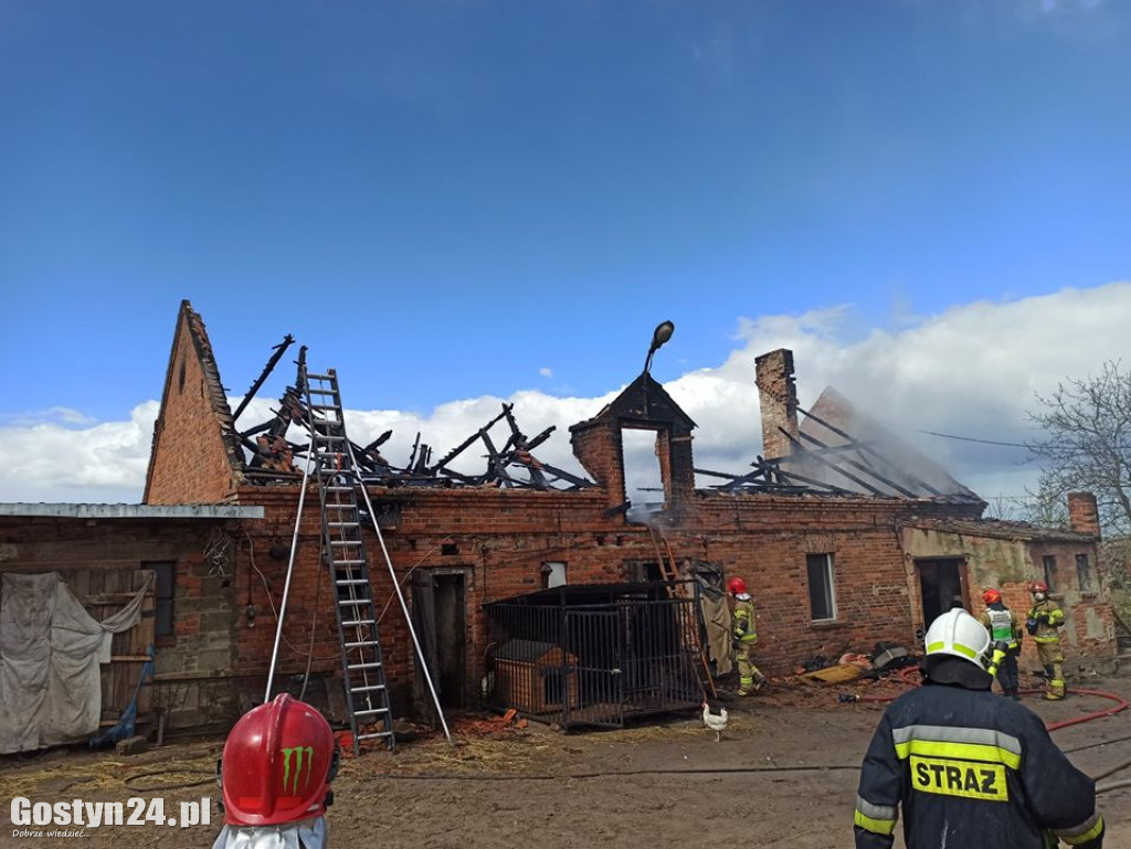 Pożar dachu budynku w Lubiatowie