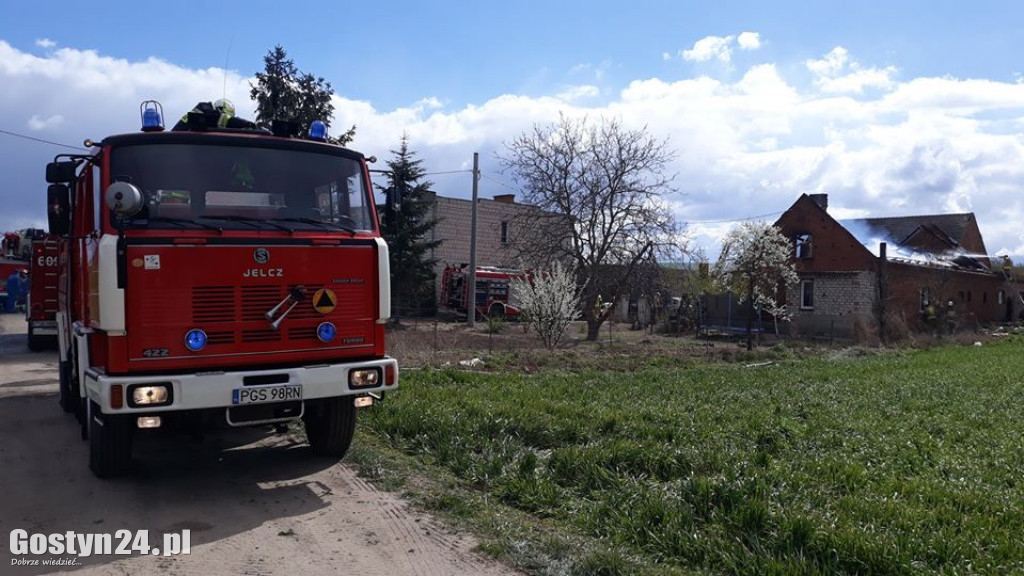Pożar dachu budynku w Lubiatowie