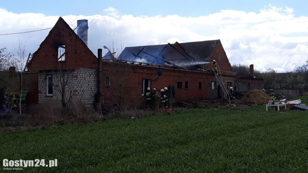 Pożar dachu budynku w Lubiatowie