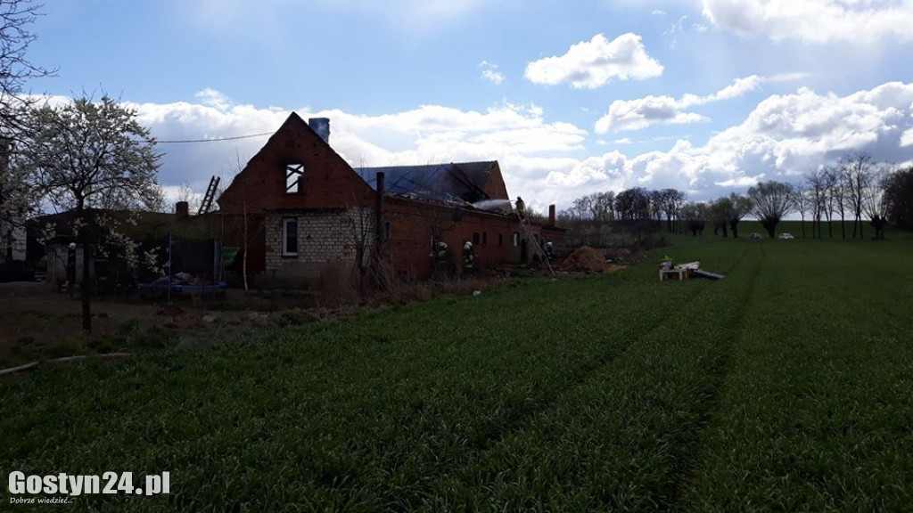 Pożar dachu budynku w Lubiatowie