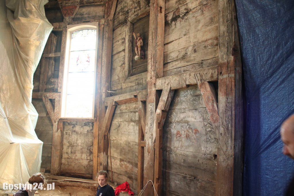 Archeolodzy w kościele w Domachowie