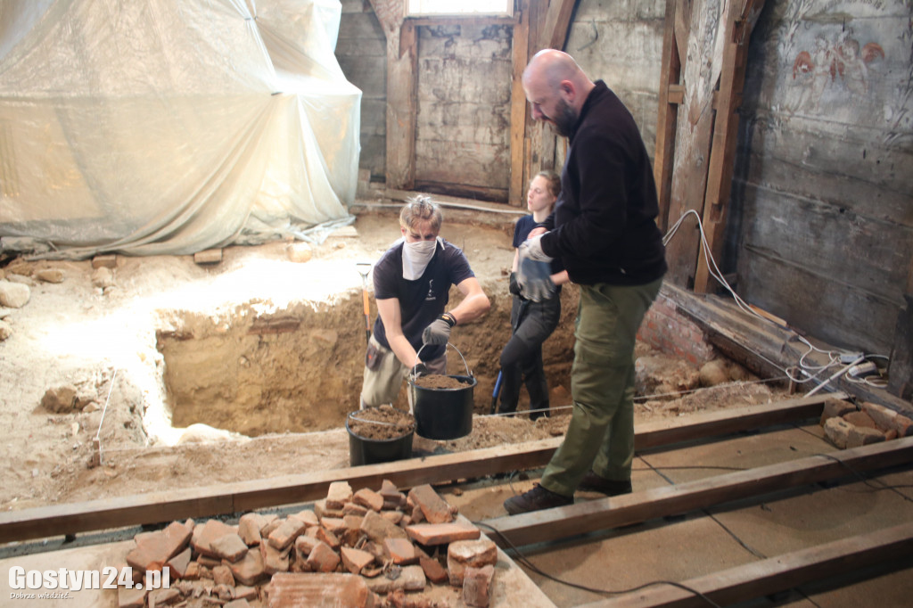 Archeolodzy w kościele w Domachowie