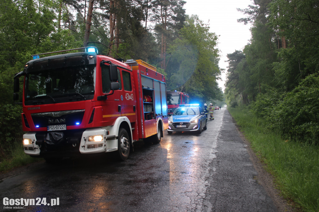 Samochód osobowy dachował w rowie