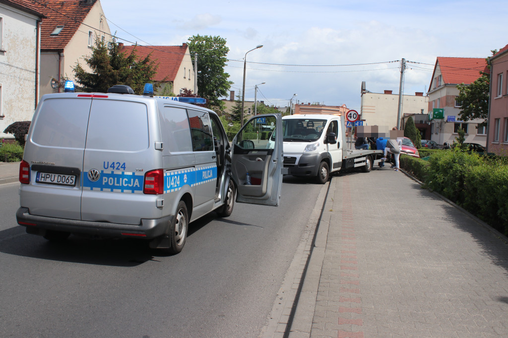 Po zderzeniu auto wylądowało na dachu