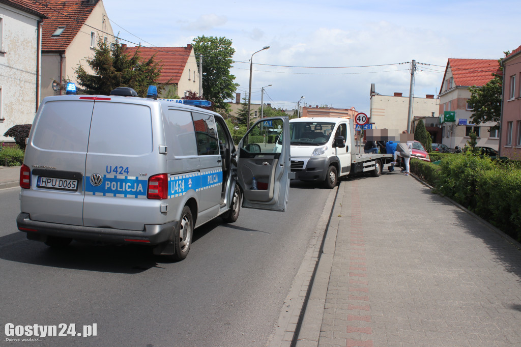 Po zderzeniu auto wylądowało na dachu