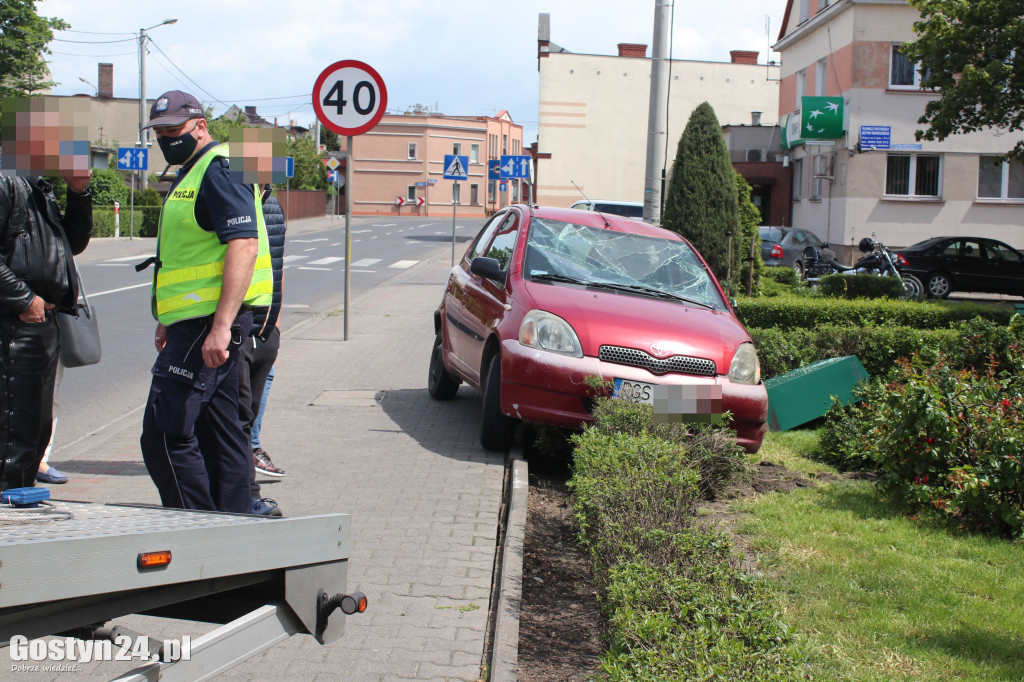 Po zderzeniu auto wylądowało na dachu