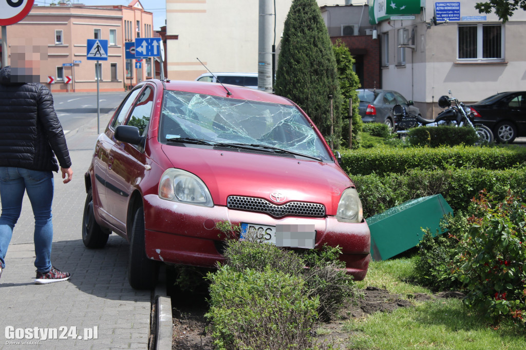 Po zderzeniu auto wylądowało na dachu
