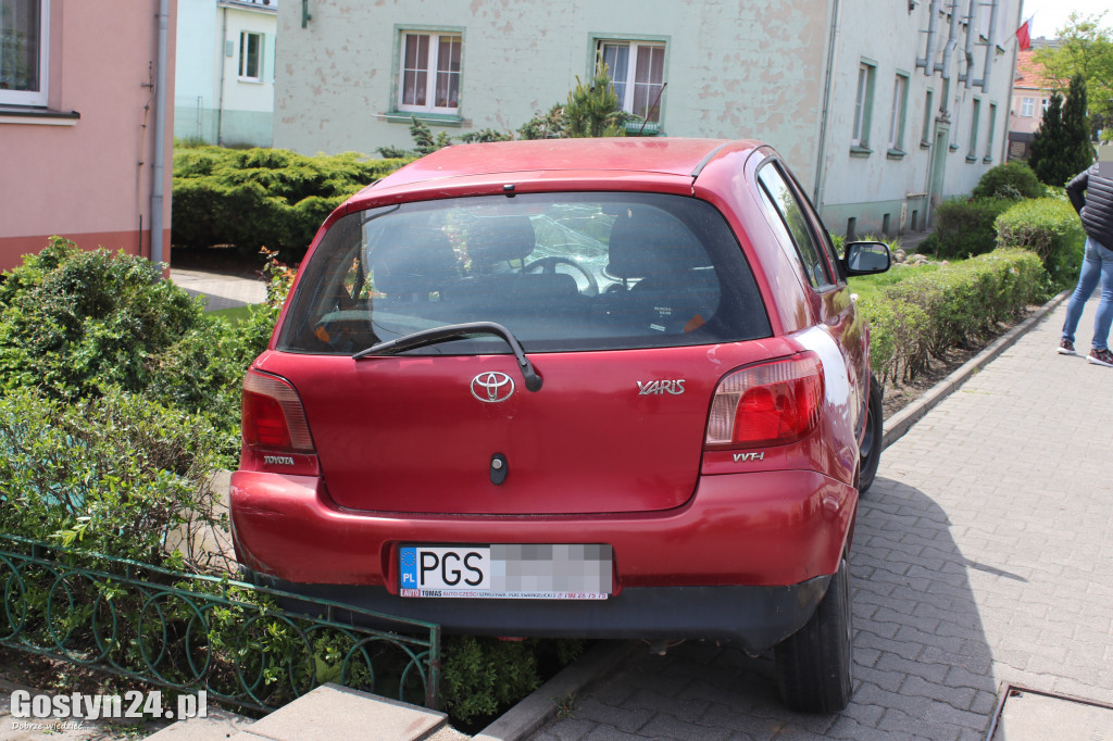 Po zderzeniu auto wylądowało na dachu