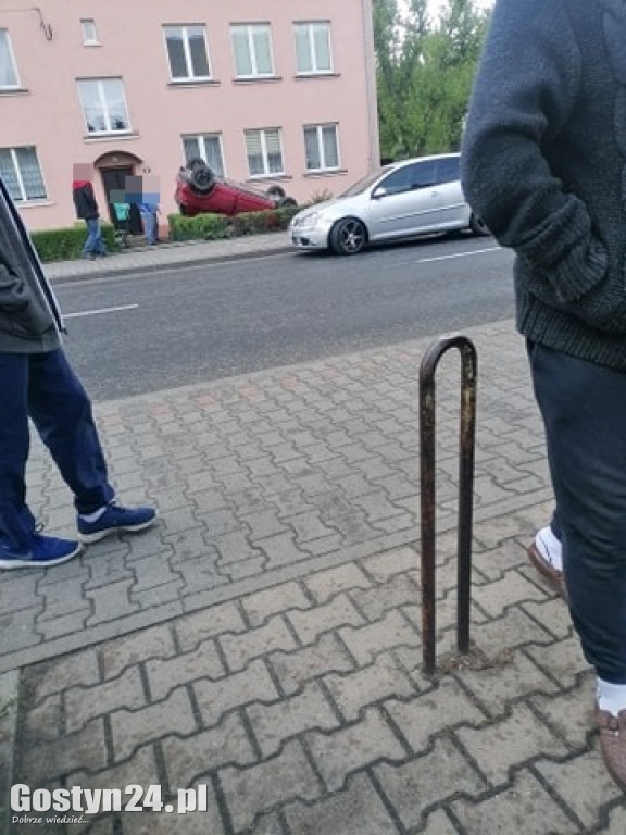 Po zderzeniu auto wylądowało na dachu