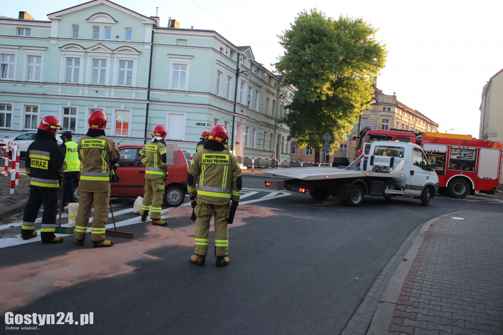 Zderzenie osobówek w centrum Gostynia