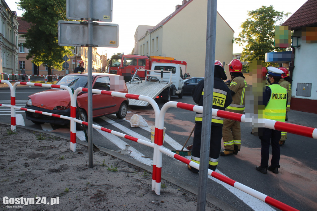 Zderzenie osobówek w centrum Gostynia