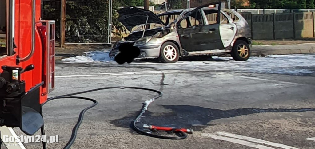 Pożar auta osobowego na drodze w Poniecu
