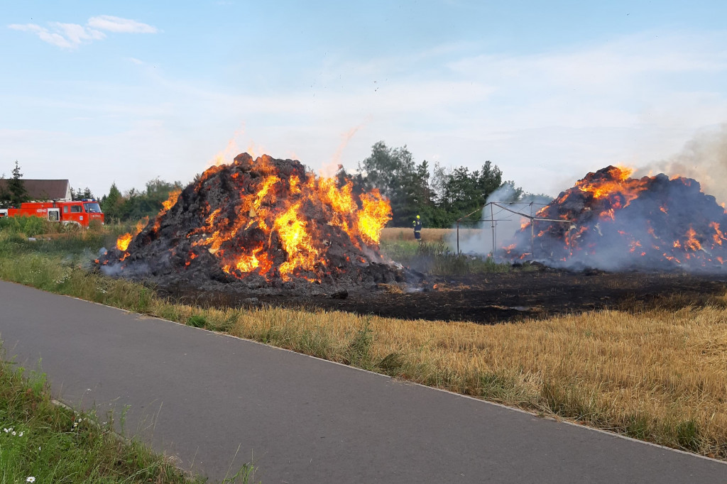 Pożar stogów ze słomą, przy drodze Krobia-Pudliszki